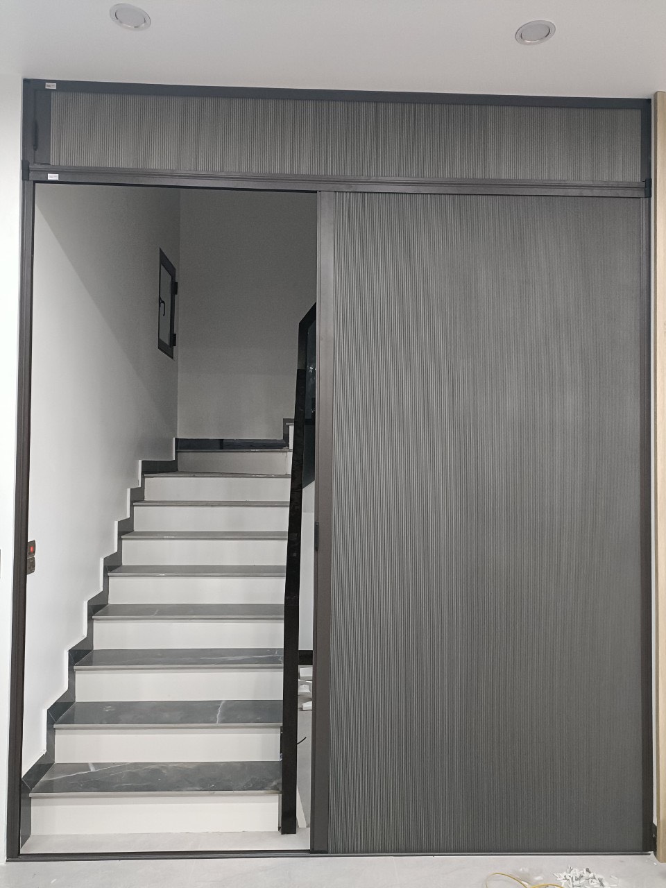 Vách Tổ Ong Ngăn Cầu Thang